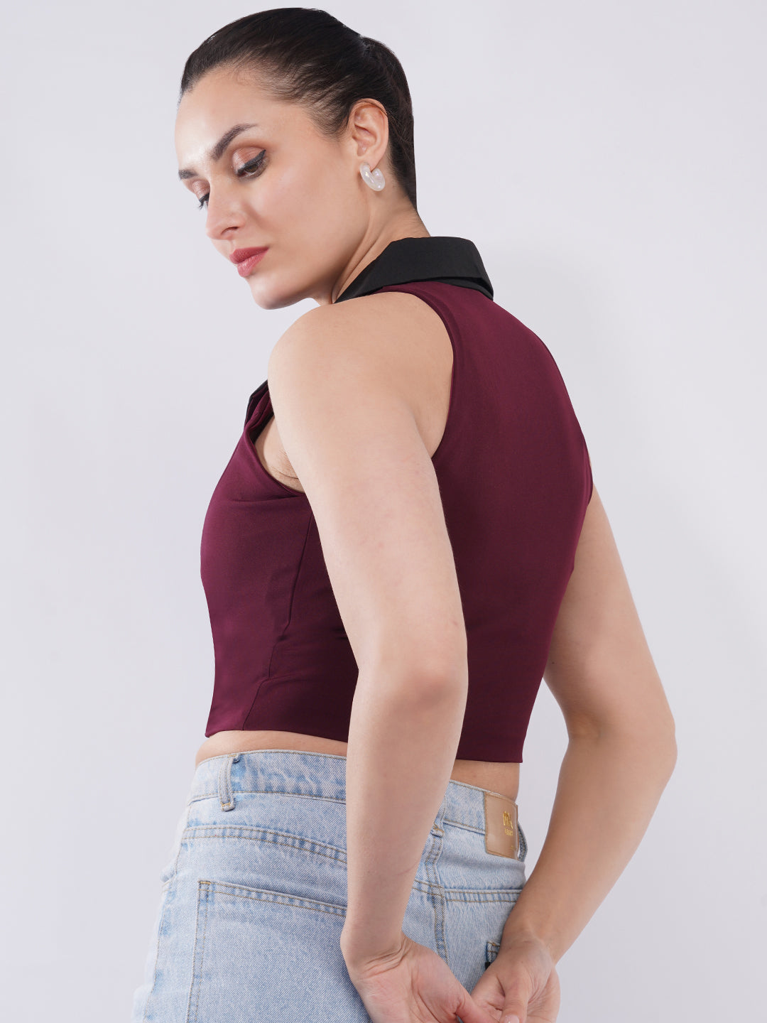 Clobug Women Maroon Collared Button Crop Top